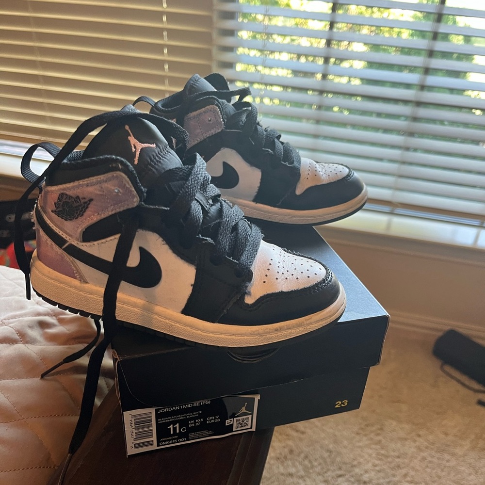 Jordan 1 Mid SE Nike shoes